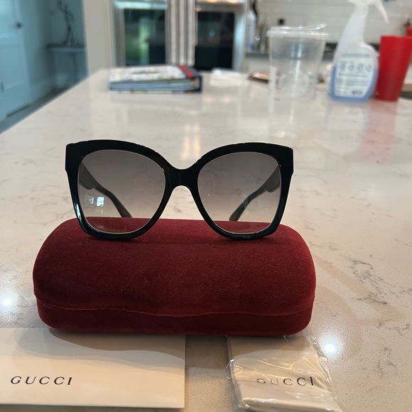Like new Gucci oversized black sunglasses. PLUS FREE SHIPPING - Picture 8 of 14